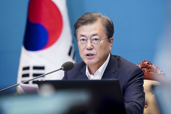 '부동산정책 부정평가 확대' 문 대통령 지지율 두달만에 21%p 하락 50% '턱...