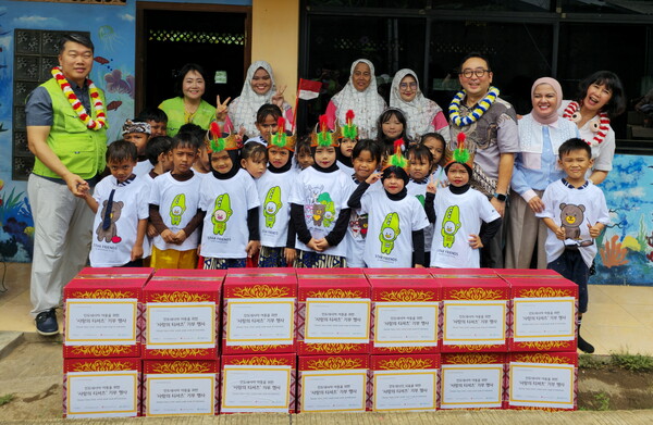 KB국민카드 및 KB 파이낸시아 멀티 파이낸스(KB FMF) 임직원들이 4일 인도네시아 뻐르마따 하티(Permata Hati)  유치원 어린이들에게 기부품을 전달하고 기념촬영을 하고 있다. [사진=KB국민카드 제공]