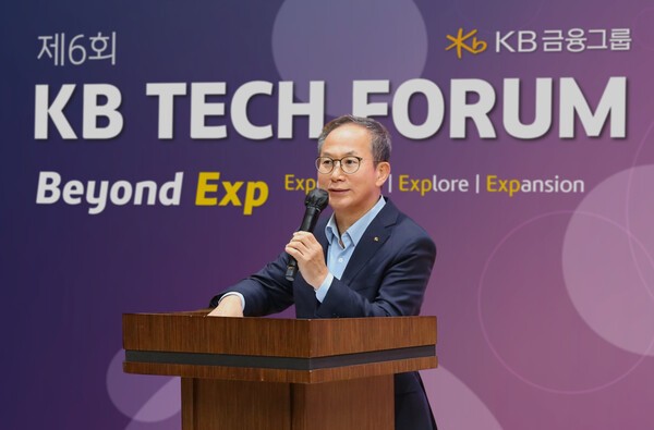 양종희 KB금융그룹 회장이 지난달 29일 열린 '제6회 KB테크포럼 Beyond Exp'에서 축사를 하고 있다. [사진=KB금융그룹]