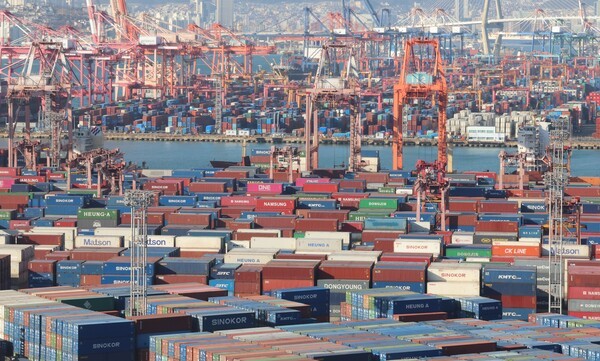 부산항 신선대부두에 수출입 화물이 쌓여있다. [사진=연합]