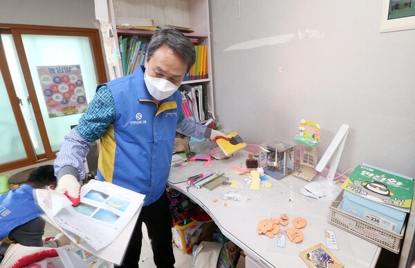 지난해 4월 진옥동 신한금융그룹 회장 서울 강서구 다자녀 가정에 방문해 주거환경 개선활동을 하고 있다. [사진=신한금융그룹]