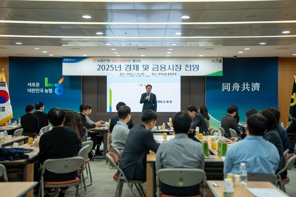 손원영NH농협은행 자금시장부문 부행장이 포럼에서 자유토론 시간을 갖고 있다. [사진=NH농협은행]