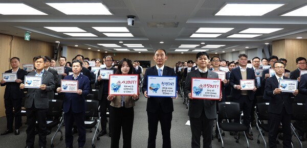 박병희 NH농협생명(가운데)가 지난 5일 결의대회에서 기념촬영을 하고 있다. [사진=NH농협생명]