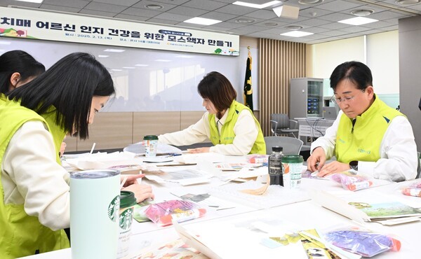 송춘수  NH농협손해보험 대표이사(오른쪽)를 비롯한 ‘헤아림 봉사단’이 공기정화액자를 제작하고 있다. [사진=NH농협손해보험]