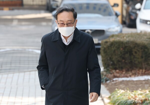 우리은행 부당대출 의혹의 정점으로 지목된 손태승 전 우리금융지주 회장이 11일 서울 양천구 서울남부지법에서 열리는 첫 공판에 출석하고 있다. [사진=연합]