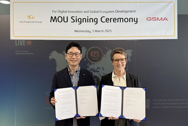 이창권 KB금융 디지털·IT부문장(왼쪽)과 사라 위긴 GSMA의 부사장이 업무협약식에서 기념촬영을 하고있다. [사진=KB금융]