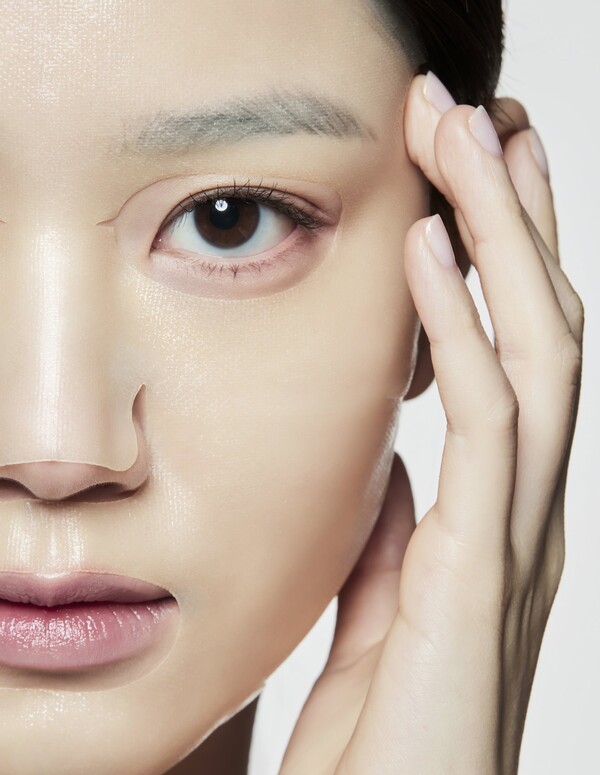 아이오페 레티놀 세럼 인 겔 마스크 모델컷. [사진=아모레퍼시픽] 