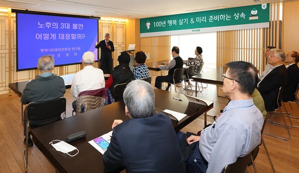 강창희 대표가 지난 26일 서울 광진구 소재 도심형 프리미엄 시니어 타운 '더 클래식 500'에서 열린 '찾아가는 하나더넥스트 세미나' 강의를 진행하고 있다. [사진=하나은행]