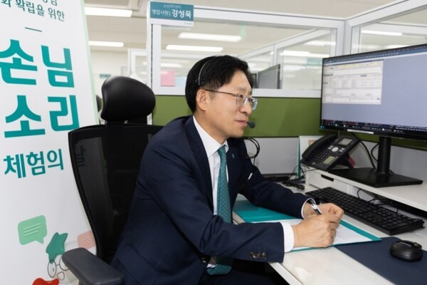 강성묵 하나증권 대표이사가 지난 26일 '손님 소리 체험의 날'에 참여해 손님과 상담하고 있다. [사진=하나증권]