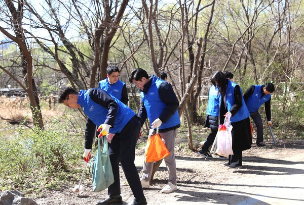 지난 28일 신한투자증권 임직원들이 여의도 샛강생태공원에서 플로깅을 하고 있다. [사진=신한투자증권]