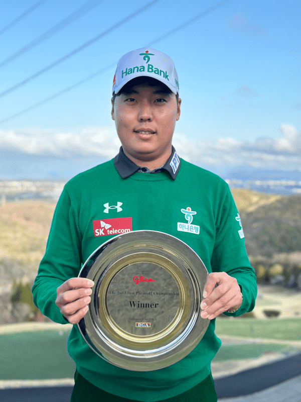 하나금융그룹은 그룹 골프단이 후원하고 있는 자폐성 발달장애 3급인 이승민(28) 선수가 유럽장애인 골프투어(EDGA)가 주관하는 '제2회 글리코 패러골프 챔피언십'에서 우승하며, 지난해에 이어 2연패를 달성했다. [사진=하나금융그룹 제공]