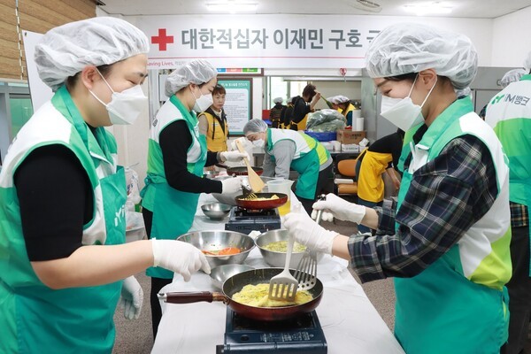 iM동행봉사단dl 봉사활동 안동시 산불 피해 이재민을 위해 봉사활동을 하고 있다. [사진-iM금융그룹]