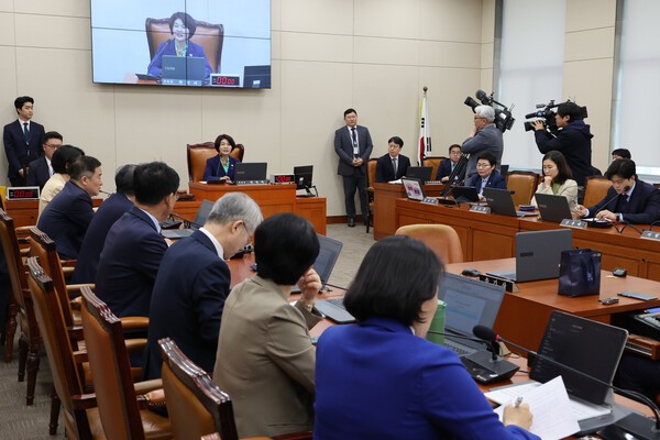 10일 국회 기후위기특별위원회 전체회의에서 위원장으로 선임된 더불어민주당 한정애 의원이 인사말을 하고 있다. [사진=연합]