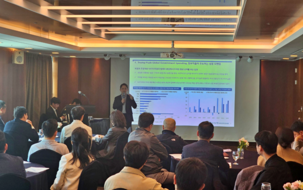 민경원 선임 연구원이 지난 15일 ‘2025년 2분기 환율전망 세미나’에서 부산지역 수출입기업 임직원에게 환율 전망에 대해 강연을 하고 있다. [사진=우리은행]