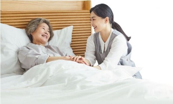 간병인 보장 관련 상품들이 대세된 가운데 손해율과 모럴헤저드 문제가 발생되면서 일당 축소 및 상품개정 이슈가 커지고 있다. [사진=이미지뱅크]