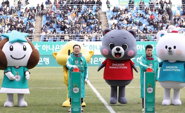 함영주 하나금융그룹 회장(사진 오른쪽)과 이장우 대전시장이 2025  K리그1 대전하나시티즘 홈 개막전에 앞서 세레모니하는 모습. [사진=대전시]