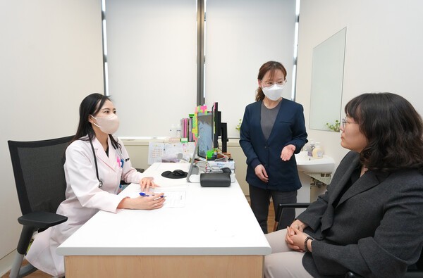 이달 중순 교보생명의 ‘간호사 병원동반 서비스’를 이용 중인 고객이 의료진의 설명을 듣고 있다. [사진=교보생명 제공]