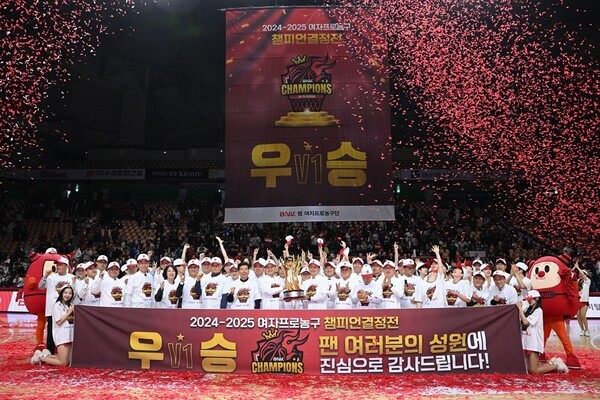 부산 BNK 썸 여자프로농구단은 구단 역사상 첫 챔피언결정전 우승을 기념해 400여명의 팬들과 함께하는 ‘24-25시즌 우승 기념 팬미팅’을 오는 26일 오후 1시, 부산은행 본점 2층 오션홀에서 개최한다고 24일 밝혔다. [사진=BNK금융그룹]