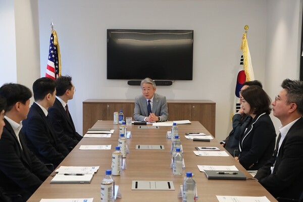 강호동 농협중앙회장은 23일(현지시간), 미국 뉴욕 맨해튼에 위치한 농협은행 뉴욕지점을 방문해 직원들과 간담회를 실시하고 있다. [사진=NH농협금융]