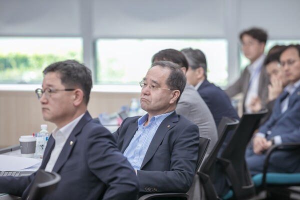 NH농협금융은 지난 25일, 서울 중구 소재 본사에서 2025년 제1차 농협금융 DT추진최고협의회를 개최했다. 이찬우 회장(사진 왼쪽 두 번째)이 회의를 주재하고 있다. [사진=NH농협금융]