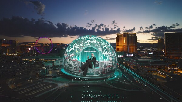  美 라스베이거스 돔 스피어(Sphere)에 연출된 'One Spirit, One Team' 광고 캠페인 모습. [사진=하나금융그룹]