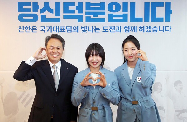 신한금융그룹은 지난해 8월 본사에서 파리 올림픽에서 훌륭한 성과를 낸 후원 선수들을 초청해 축하와 격려의 시간을 가졌다. 이날 행사에 참석한 진옥동 신한금융 회장(사진 왼쪽), 허미미 선수(가운데), 신유빈 선수가 기념촬영을 하고 있다. [사진=신한금융그룹]