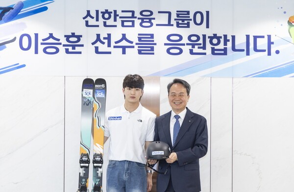 진옥동 신한금융그룹 회장(사진 오른쪽)과 이승훈 선수가 후원 협약식에 이후 기념촬영을 하고 있다. [사진=신한금융그룹]