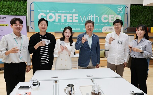 황병우 iM금융 회장(가운데 오른쪽)과 임직원들이 ‘COFFEE with CEO’ 타운홀 미팅에 참석하고 있다. [사진=iM금융그룹]