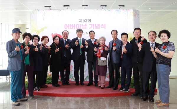 iM사회공헌재단이 지원한 ‘대구, 孝心으로 물들다’ 행사에서 재단 관계자들과 참가자들이 기념촬영을 하고 있다. [사진=iM금융그룹]