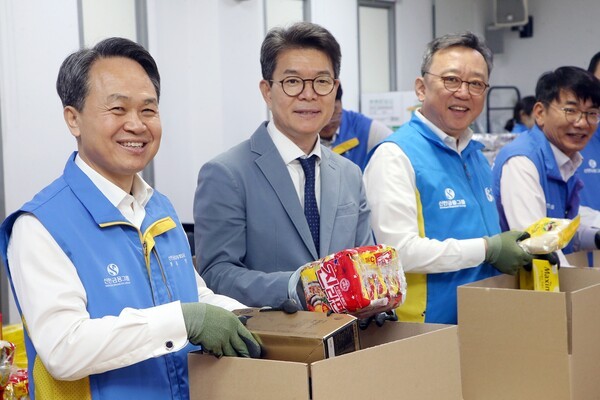 이날 행사에 참석한 (사진 왼쪽부터)정원오 성동구청장, 안순봉 성동노인종합복지관장, 진옥동 신한금융그룹 회장이 기념촬영을 하고 있다.[사진=신한금융그룹 제공] 