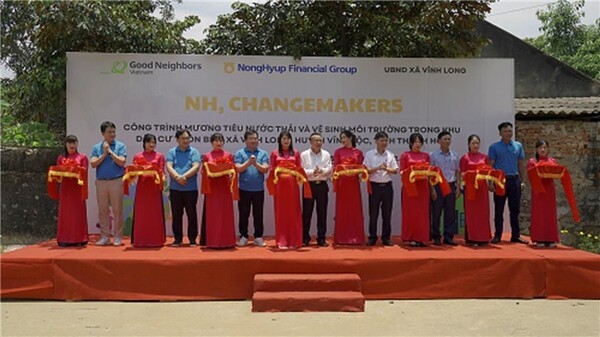 농협금융은 13일, 글로벌 사회공헌 프로젝트 'NH Change Makers'의 첫 완공식을 개최했다고 밝혔다. 김선(사진 왼쪽 두 번째) 굿네이버스 국제사업본부 본부장 ,조정래(왼쪽 여섯 번째) 농협금융 부사장, 부 옥 즈엉(왼쪽 여덟 번째) 타인호와성 인민위원회 외무부 부차장 및 참석자들이 완공을 기념해 테이프 커팅을 진행하고 있다. [사진=NH농협금융]