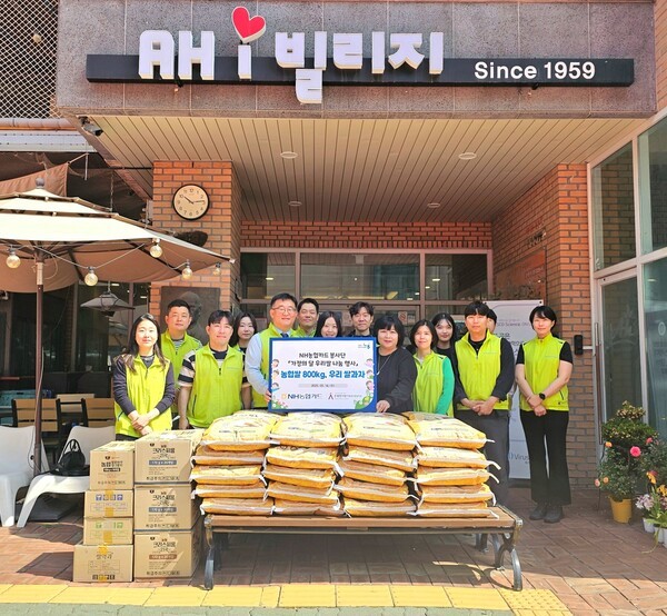이인희 NH농협카드 카드경영기획부 부사장(왼쪽 세 번째), 조성아 은평천사원 원장(오른쪽 네 번째), NH농협카드 봉사단원들이 기념촬영을 하고 있다. [사진=NH농협카드]