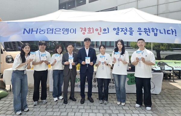 박내춘 NH농협은행 개인디지털금융부문 부행장(오른쪽 네번째) 및 임직원들이 14일 경희대에서 열린 이벤트 캠페인에서 기념촬영을 하고 있다. [사진=NH농협은행]