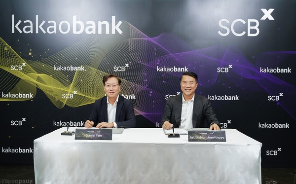 카카오뱅크 윤호영 대표(사진 왼쪽)와 아르시드 난다위다야 SCBX 대표이사가 지난 2023년 태국 방콕에 위치한 SCBX 본사에서 진행된 '태국 가상은행 인가 획득을 위한 업무협약' 체결식에서 기념 촬영을 하고 있다. [사진=카카오뱅크]
