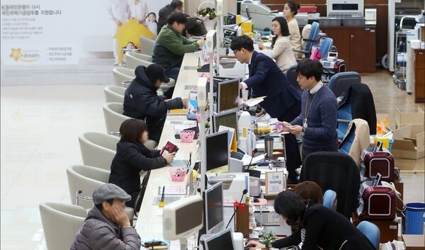 은행들이 디딤돌 정책대출에 대한 신규 고객 상담을 묵시적으로 거절하고 있는 것으로 나타났다. 현장에서는 정부가 올해에도 자금공급을 충분히 하지 않은 상태에서 고객에 대한 여신 관련 사후관리까지 책임을 떠밀고 있어 난감하다는 입장을 보이고 있다. [사진=연합뉴스]