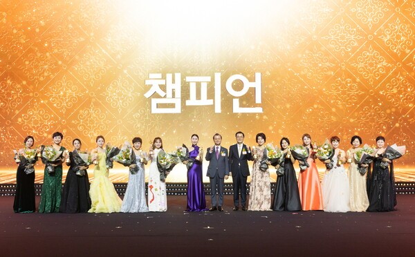 여승주 한화생명 대표이사(왼쪽에서 여덟번째), 이경근 한화생명금융서비스 대표이사(사진 왼쪽에서 아홉번째)가 챔피언 수상자들과 함께 기념촬영을 하고 있다. [사진-한화생명]