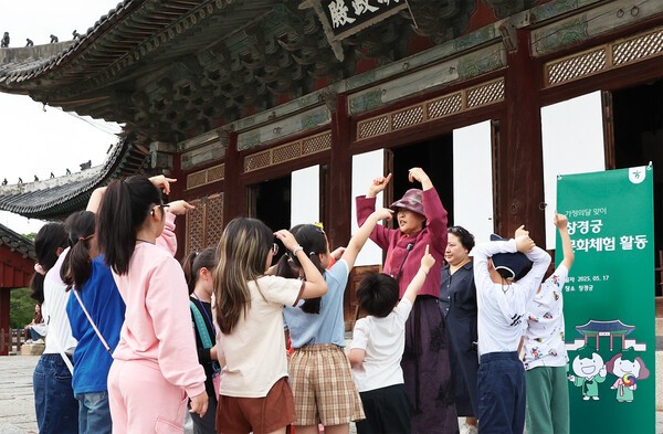 이날 창경궁 문화 체험 나들이에 참여한 아동들이 역사해설가의 설명을 들으며 문화재를 관람하고 있다. [사진=하나금융그룹 제공]