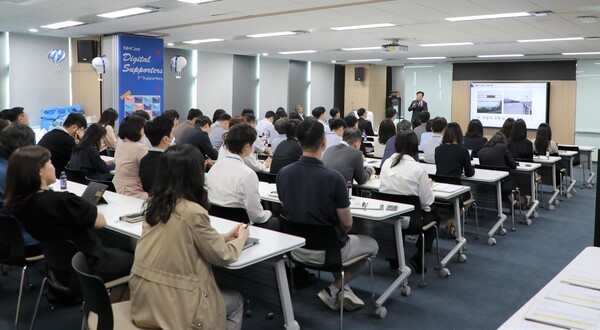 지난 달 28일 서울 종로구 NH농협카드 본사에서 열린 ‘2025년 개인(신용)정보 보호 집합 교육’에서 전주현 박사(개인정보보호위원회 개인정보 보호수준 평가 위원)가 임직원을 대상으로 교육을 진행하고 있다. [사진=NH농협카드]