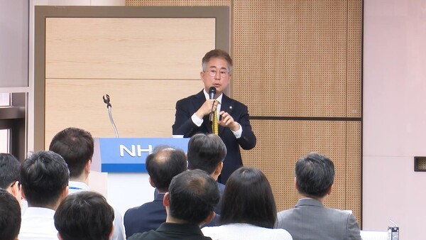 김병준 변호사가 NH농협생명 임직원을 대상으로 ‘금융사고 예방과 법적 리스크 관리’를 주제로 강연을 진항해고 있다. [사진=NH농협생명]