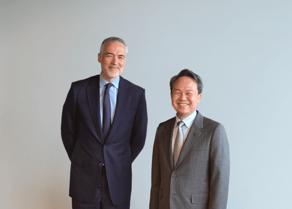 지난20일 런던에서 진옥동 신한금융그룹 회장(오른쪽)과 앤써니 굿맨 골드만삭스 인터내셔널 공동대표가 기념촬영을 하고 있다. [사진=신한금융그룹]