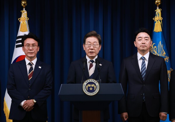 이재명 대통령이 지난 4일 서울 용산 대통령실 청사에서 국무총리 후보자로 김민석 의원(왼쪽), 대통령비서실장으로 강훈식 의원 등 첫 인선을 발표하고 있다. [사진=연합뉴스]