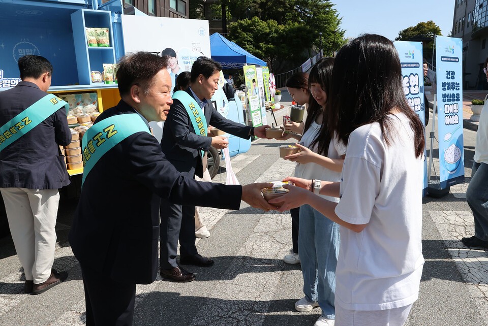 ‘국립공주대학교 대동제 with 행복米밥차’ 아침밥 먹기 캠페인 모습. (사진=국립공주대)