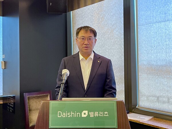 김송규 대신밸류리츠 대표가 12일 기자간담회에서 환영인사를 하고 있다. [사진=대신밸류리츠]