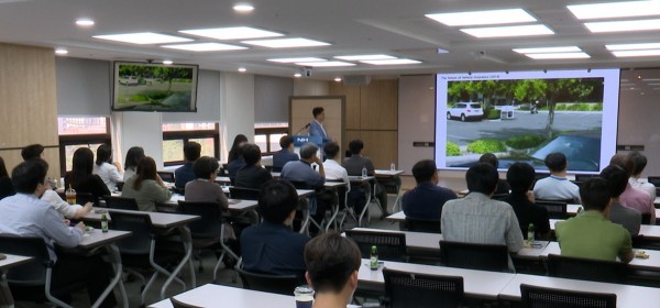 NH농협생명은 12일 서울 서대문구 본사에서 DT 실무자 등 50여 명의 임직원이 참석한 가운데 '보험산업의 생성형 AI 활용과 미래를 위한 준비'를 주제로 세미나를 진행했다. [사진=NH농협생명 제공]