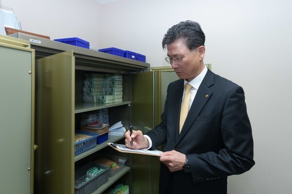 지난 3월 강태영 NH농협은행 은행장이 서울 광화문금융센터에 방문해 직접 시재금을 검사하고 있다. [사진=NH농협은행]