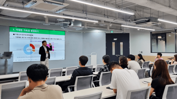 홍수열 자원순환사회경제연구소장이 지난 17일 서울 구로구 NHN KCP 사옥에서 임직원을 대상으로 ‘지속가능한 미래를 위한 순환경제 교육’을 진행하고 있다. [사진=NHN]