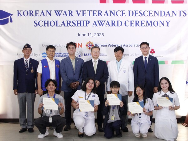 우리웰스뱅크필리핀 최성현 법인장(두번째줄 우측 첫번째)이 참전용사 후손들에게 장학증서를 전달하고 있다. [사진=우리금융그룹 제공]