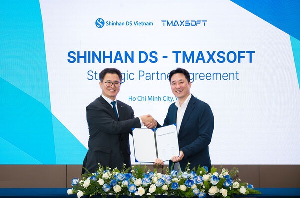 신한DS 민복기 대표(왼쪽)와 티맥스소프트 사업대표 이형용 사장(오른쪽)이 업무 협약을 체결 후 기념촬영을 하고 있다. [사진=신한금융그룹 제공]