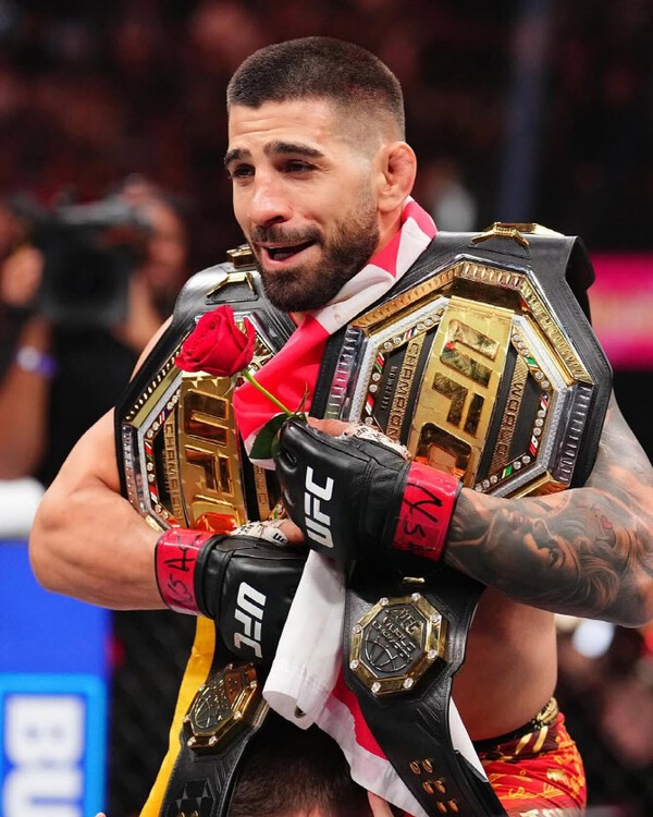 UFC <b>토푸리아</b>, <b>올리베이라</b> KO로 <b>라이트급</b>까지 챔피언 등극
