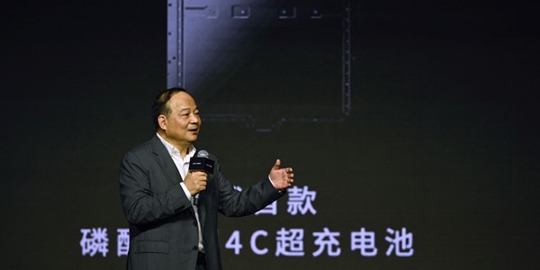  쩡위친 CATL 회장이 지난 4월 21일(현지시각) 중국 상하이에서 열린 테크데이에 참석해 '션싱' 2세대 배터리를 소개하고 있다. 화면에 보이는 영문 C는 배터리 충방전율을 나타내는 표기로, 4C는 15분 완충을 뜻한다. (연합뉴스)